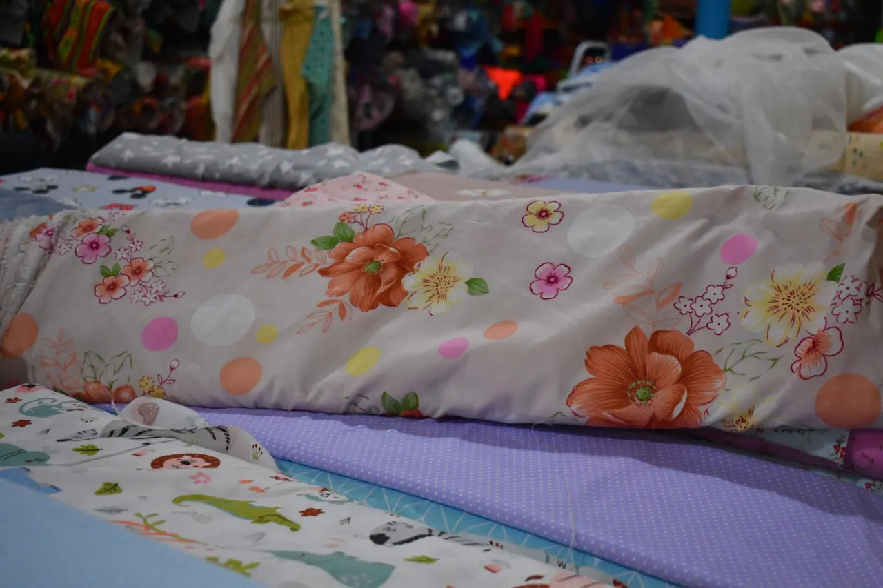 Telas estampadas con flores apiladas en el local