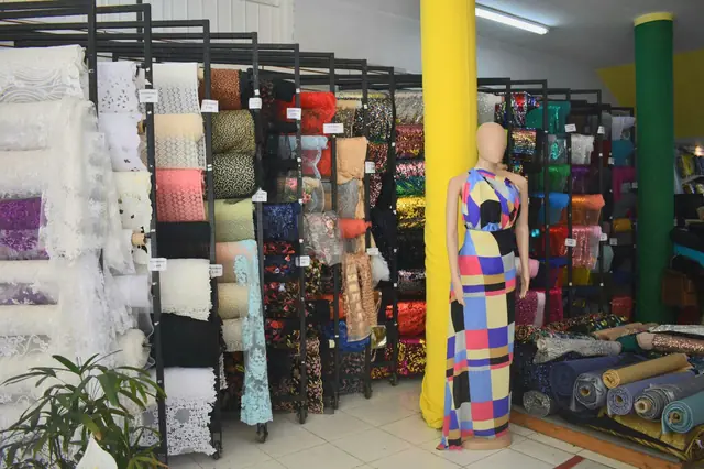 Estanterías de Clementelas llenas de rollos de tela de colores